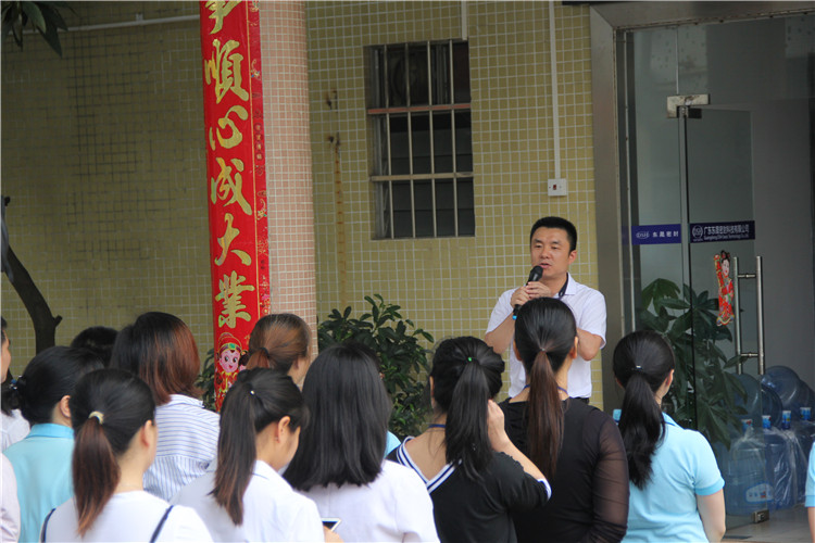 胡燕林總經(jīng)理鼓勵我們只有不斷學(xué)習(xí)進步，我們“東晟人”才是“地表最強”者。而在這次的分享中最讓我們印象最深就是“藍絲帶”所帶給我們的愛與感恩！